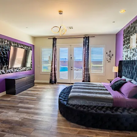 3400 Sqft House W/40Ft Heated Pool/Spa- Strip View-2